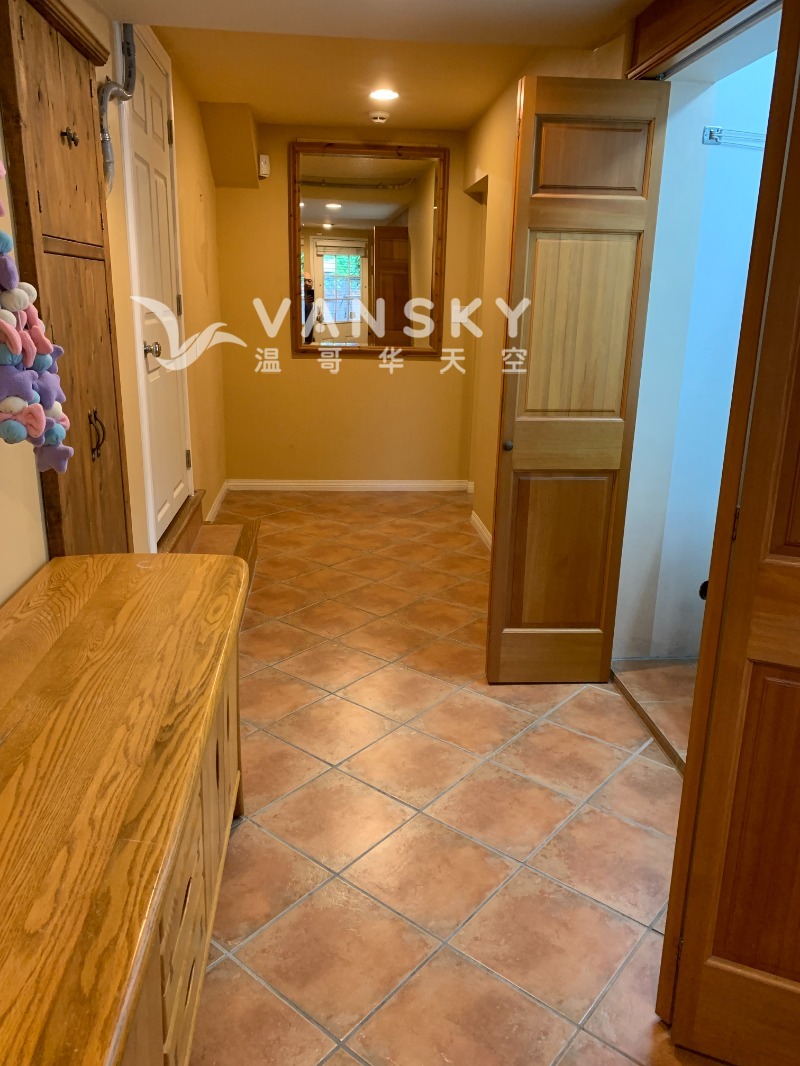 260118100659_Downstair hallway.jpg